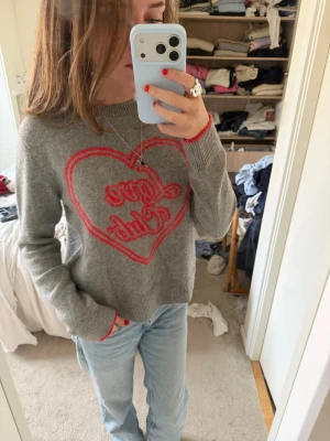 From future tröja - Säljer denna så fina gråa Cashmere tröja från from future🥰Den har endast använts 3 gånger och är i super skick med inga defekter. Den är i storlek 36 och skulle säga att den passar dig som har XS/S 