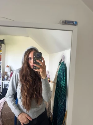 Grå hoodie - Använd några gånger men tycker inte grått passar mig  