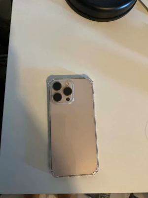 Iphone 16 pro max - iPhone 16 Pro Max – säljes i mycket bra skick 🔥  Säljer min iPhone 16 Pro Max då jag köpt ny mobil. Telefonen fungerar felfritt – inga problem alls med batteri, kamera eller prestanda. Allt är i toppskick och den är snabb och pålitlig. Kommer tillsammans med skal samt helt nytt skärmskydd. Box och kvitto finns också!  🔹 Lagring: 256GB 🔹 Batteri: Mycket bra  🔹 Skick: Väldigt fint   Skärmen är bytt (aftermarket) men fungerar perfekt utan några problem.  Perfekt mobil för dig som vill ha en toppmod