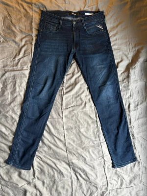 Mörkblå skinny jeans från Replay - Snygga mörkblå skinny jeans från Replay, modell RIK, i storlek w31 och l32. Längden på byxans ben är 101cm och vid anklarna 13cm. Resten ev längderna ser du på bilderna. Använts fåtal gånger.