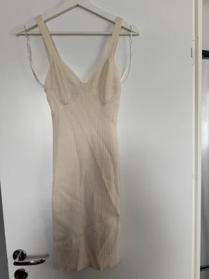 Klänning - Superfin klänning från Gina Tricot, ny 🌸cremefärg 