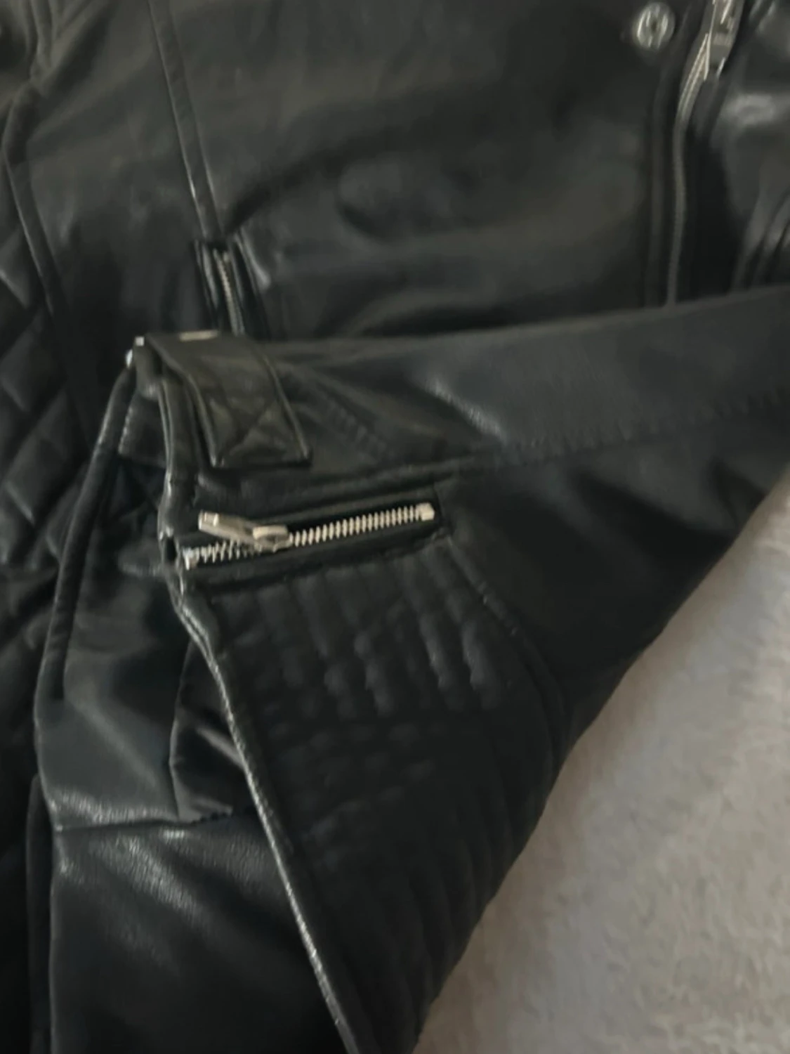 Svart skinnjacka med quiltade detaljer - 3