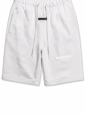 Vita shorts från Essentials Fear of God - Säljer ett par vita shorts från Essentials Fear of God med snörning i midjan och två sidofickor. Shortsen har en relaxed passform och logga tryckt på vänster ben. Perfekta för sommaren och riktigt sköna att bära.