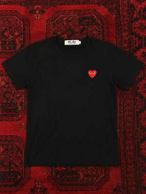  Comme des Garçons PLAY t-shirt - En snygg  svart CDG T-shirt som är perfekt för sommar outfits | Skick 10/10, inga defekter alls har endast testats! | etiketterna och påsen är kvar och skickas med! | Storlek EU S | Längd : 64 cm | Bredd : 43 cm | pris går att diskutera vid snabbaffär / bundle köp! 