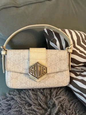 Kurt Geiger - Handväska från Kurt Geiger, perfekt för utgång!