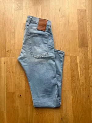 Replay Anbass W28 L32 - Säljer dessa feta Replay Anbass i storlek W28 L33. Jeansen är i fint skick utan defekter, kom PM för mer info/bilder. Priset är ej hugget i sten!