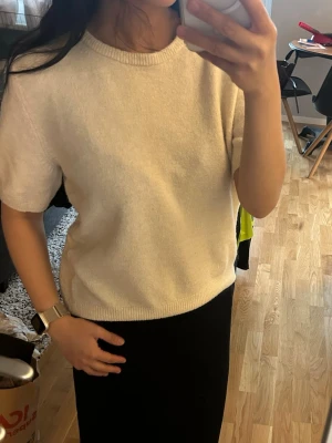Stickad kortärmad tröja - Kortärmad stickad tröja från Hm, storlek M men skulle säga S oxå beroende på hur man vill att den ska sitta! 