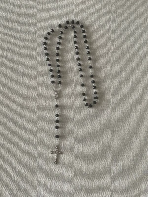 Svart pärlhalsband - Snyggt halsband med svarta pärlor i klassisk design. Pärlorna är runda och sitter tätt på en tunn tråd, vilket ger ett stilrent och tidlöst intryck. Perfekt för dig som gillar minimalistiska accessoarer med en touch av edge. Rosenkrans 