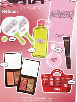 CAIA Cosmetics - röd strandväska - Caia kommer att släppa lite merch på torsdag 11/6 och det släpps bara i själva butiken,jag har ingen möjlighet att ta mig dit. Är ute efter den röda strandväskan!! Om nån har möjlighet att köpa den åt mig så betalar jag den och såklart för frakten också!!Ger en liten bonus för tack som hjälpen eller om man vill köpa nåt litet i butiken själv istället… Skriv här om ni kan hjälpa mig!!