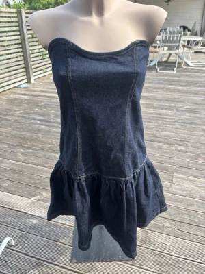 Mörkblå axelbandslös jeansklänning - Slutsåld jeansklänning! Säljer då den var för stor💗
