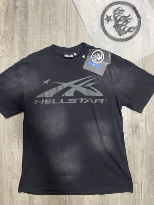 Hellstar t-shirt - Säljer nu denna riktigt snygga svarta t-shirten från Hellstar. Storlek M. Aldrig använd. Hör av er vid fler frågor!🙌
