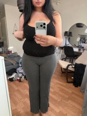 Grå mjuka leggings med rak passform - Säljer ett par grå leggings med rak passform och hög midja. De är stretchiga och sitter skönt mot kroppen, perfekta för en avslappnad look. Materialet känns mjukt och följsamt, utan synliga loggor eller detaljer. Passar dig som gillar enkel och stilren design.