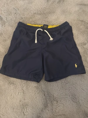 Ralph lauren badbyxor xxs  - Ralph lauren badbyxor i Stl barn m(10-12år). Passar dig som är upp till 157 typ. De är i superskick.