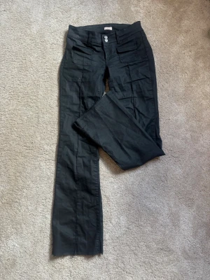 Nelly skinnbyxor bootcut - nelly skinnbyxor, deffekt där bak och upp sprettade där nere. längden passar perfekt på mig som är 172