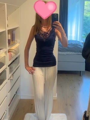 Unik figursydd topp - Snygg marinblå topp som sitter nära kroppen, men är stretchigt. Den har snygga ”broderings” liknande detaljer där framme, vilket gör den unik och fin💗 köpte för ca 300kr ny! S/Xs