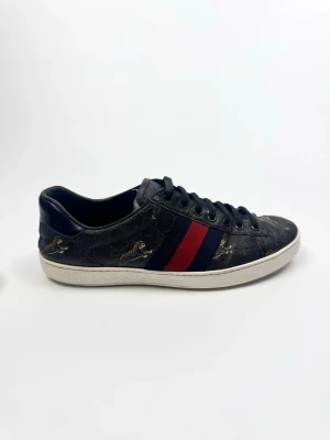 Gucci Ace Sneakers - Gucci ace tiger. Storlek 42. Skick 9/10. Nypris ca 7300kr. 100% autentiska.