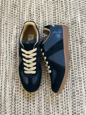 Maison margiela gats 43 - Säljer dessa sparsamt använda Maison margiela, har även fräschat upp dom med tvätt, storlek 43.