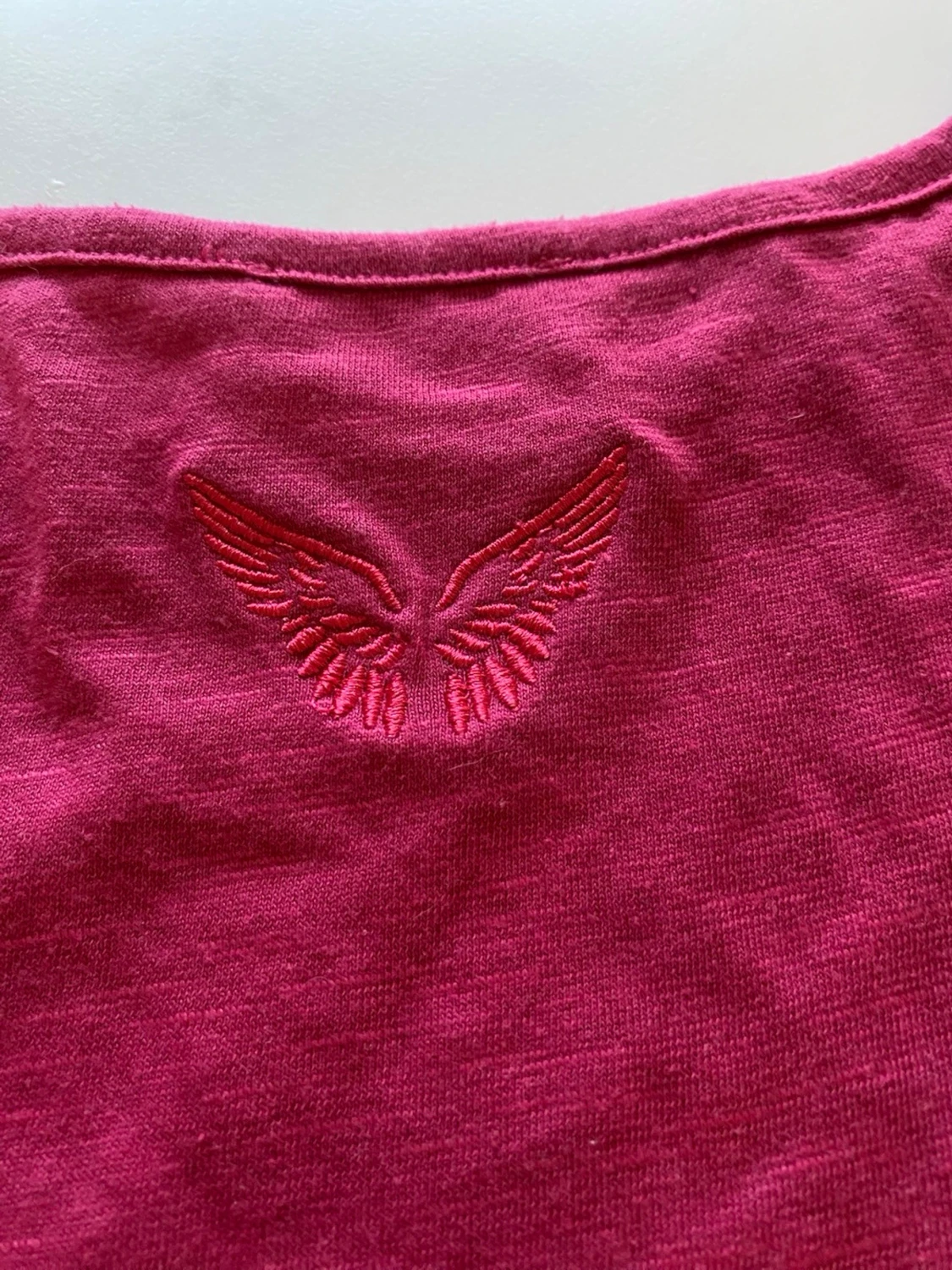Vinröd t-shirt med volangkant - 2
