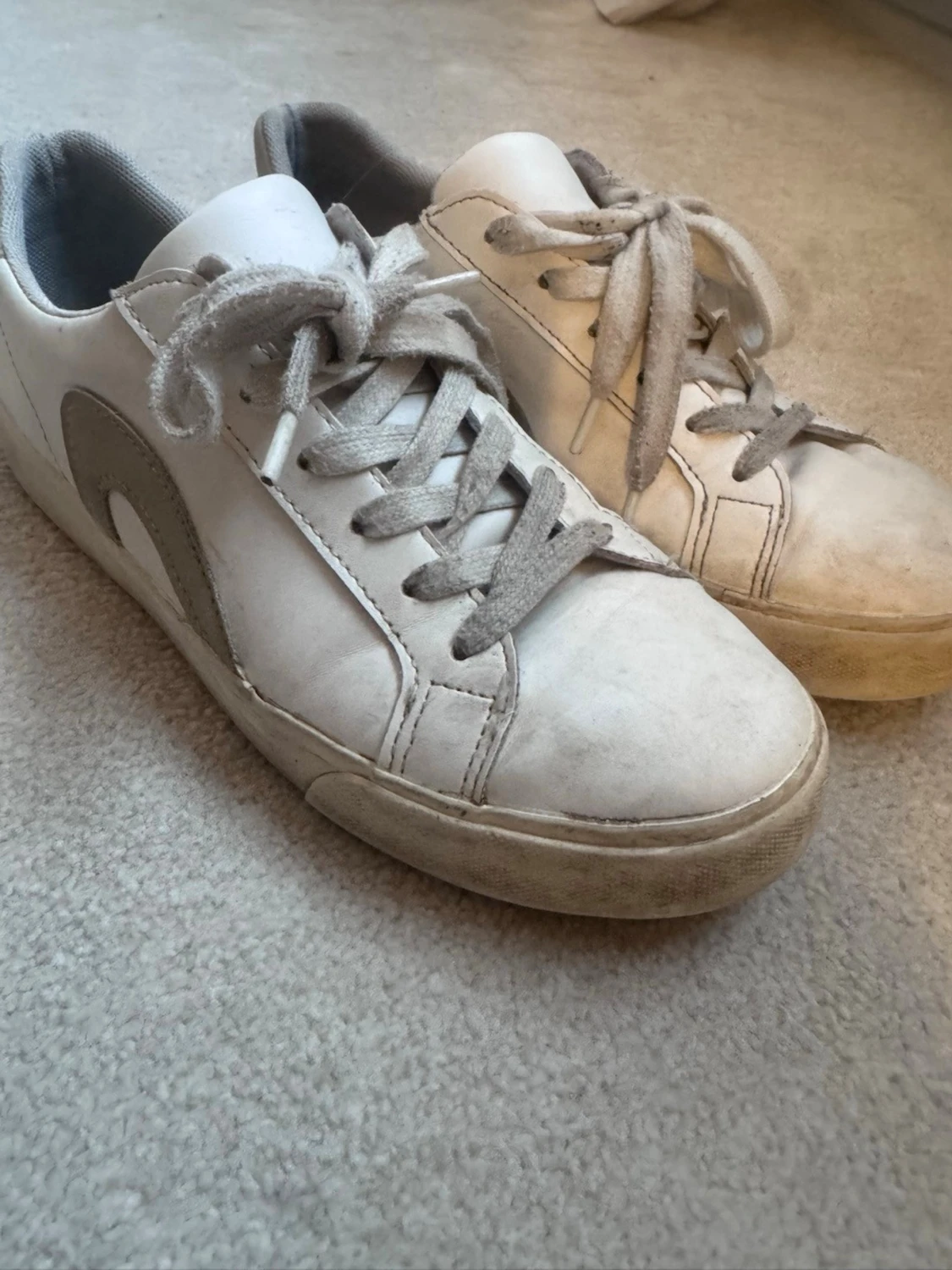 Vita sneakers med grå/beiga detaljer - 1