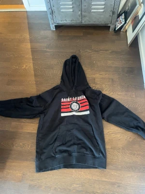 Saint Laurent hoodie  - Svart saint Laurent hoodie med snyggt tryck. Tröjan är storlek XL men passar L. 1,1