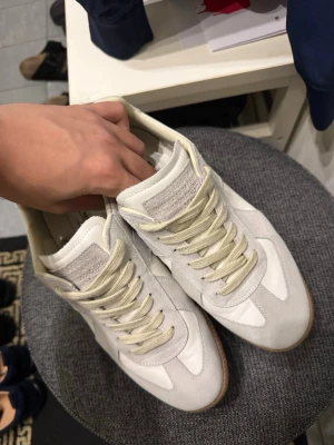 Sprillans nya Maison Margielas! - Säljer ett par vita margielas som bara är använda några gånger och inte smutsiga. Endast skorna medföljer i köpet och vid snabb affär kan priset diskuteras!