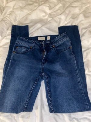 Mörkblå skinny jeans - Säljer ett par mörkblå skinny jeans med klassisk femficksmodell och dragkedja. Jeansen har smal passform och är tillverkade i stretchigt denimtyg för en bekväm känsla. Perfekta till en avslappnad look.