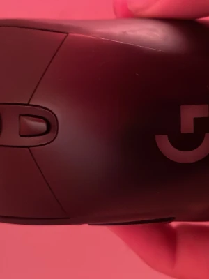 Svart gamingmus från Logitech - Säljer en svart gamingmus från Logitech med ergonomisk form och flera knappar på sidan. Musen har en matt finish och är tillverkad i plast. Perfekt för dig som vill ha precision och snabb respons vid datorn.
