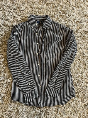 Ralphlauren skjorta - Säljer en svart vit randig Ralph Lauren skjorta | Slim fit | Självklart äkta | Inga defekter❌| Pris - 349 | Pris går att diskutera | Skriv gärna vid frågor | 🙌🙌🙌