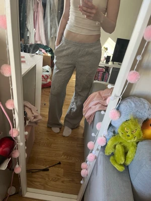 Baggy mjukis - Suuuper sköna men kommer inte till användning då dem är lite för baggy för min smak 😅 finns dragsko i midjan använda 2 gånger jag är 173 som referens 💕 midjemått-40 innerbenslängd-75