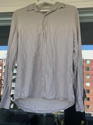 Beige linneset - Säljer ett par ljusbeige linnebyxor med avslappnad passform och resår i midjan, och en linneskjorta. Styck pris: 299:- / Pris tillsammans 555:- Byxorna har fickor och är tillverkade i ett tunt, luftigt linnematerial som passar perfekt för varma dagar. Stilrena plagg och enkla att matcha med.