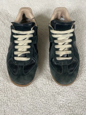 Maison margielas - Svarta riktigt snygga Maison margielas. De är i bra skick, det ända är att på den högra skons framsida har lädret lyft från sulan. Men det syns inte så tydligt och det trycks ner när du går. Pris är inte doppat i grytan. Hör gärna av er vid intresse ❤️💪