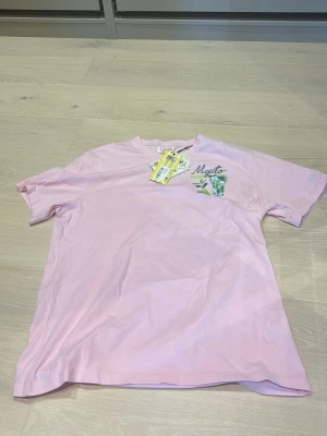 Saint barth tshirt  - Säljer denna stört snygga saint barth tshirt som är helt oanvänd, endast testad! Säljer den för exakt de pris jag köpte den för. 