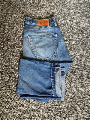 Selvedge Levis 511 - Säljer dessa feta jeans då de inte kommer till användning längre. Herrjeans av levismodellen 511 i selvedge. Klassisk five pocket design. Det står storlek 32/34 men de passar mer som W31/L30. 100% bomull. De har en grymt snygg tvätt och är perfekt slitna. Det finns dock ett litet hål mellan benen men som inte syns när man använder jeansen.                Hör gärna av dig vid frågor! Pris kan diskuteras :)