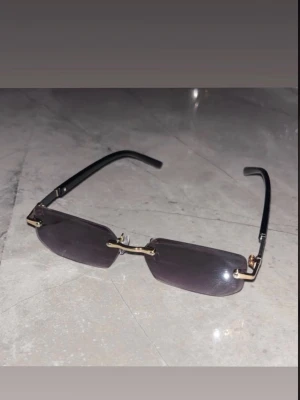 Solglasögon  - Här har du den hetaste solglasögonen som är helt splitter nya (oanvända) för endast 99 kronor. Köp ett par och var den snyggaste i stan