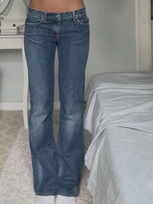 Blå bootcut jeans från guess  - Säljer ett par superfina blå jeans från guess. Säljer då de inte passar men mycket bra skick. Kan tänka mig sänka pris vid snabbt köp, kom privat vid frågor och funderingar 😊 storlek 28