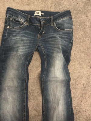 Blå jeans från 157 - Säljer ett par blå jeans från 157. Storlek M short