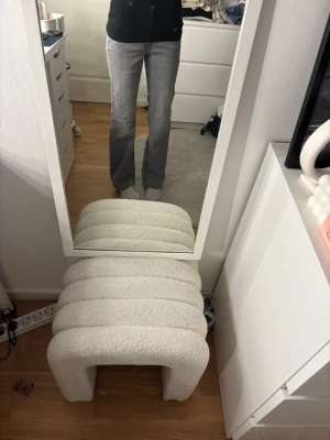 Grå bootcut jeans med fickdetaljer - Säljer ett par grå bootcut jeans med snygga fickdetaljer och knapp på bakfickan. Jeansen har en klassisk femficksmodell och är tillverkade i mjukt denimtyg. Perfekta för dig som gillar en avslappnad men trendig stil.