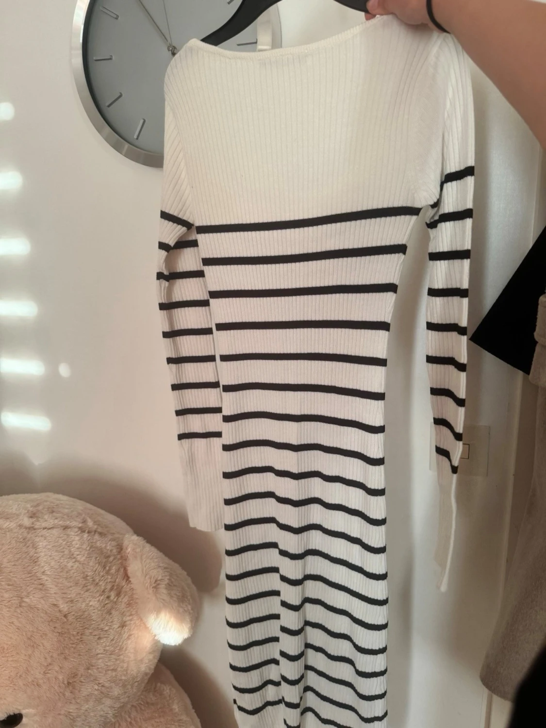 Vit ribbad långärmad klänning från Gina tricot  - 1
