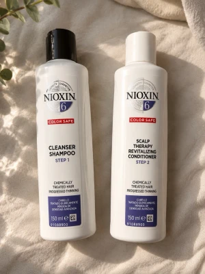 Nioxin 6 Shampoo & Balsam 150ml - Enbart 1/4 kvar så perfekt om du vill testa produkterna. Säljer ett set med Nioxin 6 Cleanser Shampoo och Scalp Therapy Revitalizing Conditioner, båda 150 ml. Produkterna är färgsäkra och passar kemiskt behandlat hår med tunnande struktur. Flaskorna är vita med svart och vit kork och tydlig märkning.