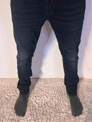 Dondup George Jeans ( Ny Modell ) - | Skick: 10/10 | Färg: Svart (med nyanser av blått) | Modell: 174cm 58kg | Vad inkluderas: Enbart Jeansen | Nypris: 3 200kr |