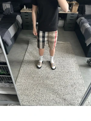 Rutig shorts med snörning  - Helt nya 