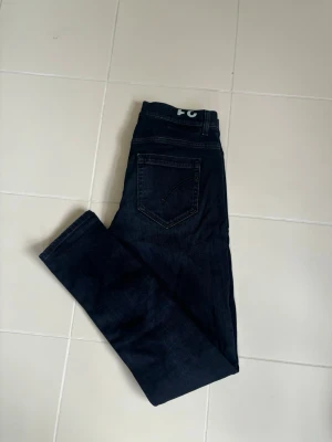 Svarta dondup George jeans w31 - Superfina snygga eleganta och eftertraktade svarta Dondup George jeans i w31. Helt perfekta nu till sommaren som nya! Väldigt prisvärda och schyssta i utmärkt nyskick! Tveka inte vid minsta fråga eller fundering och pris ej hugget i sten.