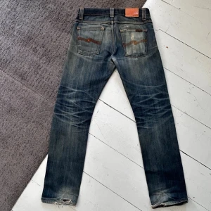 Nudie Jeans Regular Alf Dry Selvedge  - Sjukt snygga Nudie Jeans | W30 L32 | Längd 107cm, midja 40cm.   Skräddarförstärkta i skrevet, vilket förlänger livslängden avsevärt.   Mindre fläckar och heelbite finns (se bilder), vilket har uppstått naturligt genom användning och den patina jeansen utvecklat över tid. Bidrar enligt mig till karaktären och den autentiska looken.   Släng iväg ett dm vid minsta fundering. 