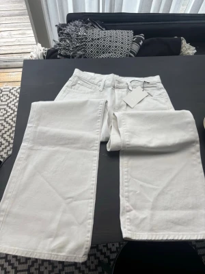 Vita jeans från zara - Helt nya super snygga vita jeans från Zara. I nyskick då jag fick hem de precis. Helt slutsålda på Zaras hemsida. I storlek 36