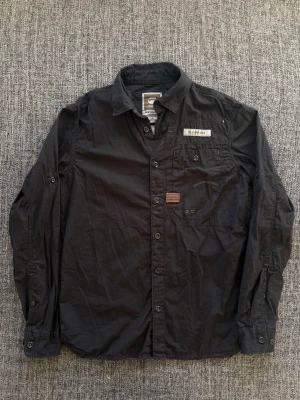 G-star Raw skjorta ~ vintage  - Sjukt eftertraktad G-Star Raw skjorta ~ 2000’s modell som inte längre produceras | st S/true size | Rekomenderad längd mellan 170–180cm | färg svart | OBS kan gå ner lite i pris vid snabb affär! 🏄