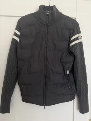Moncler jacka - Säljer en helt ny Moncler jacka, använd ett fåtal gånger 