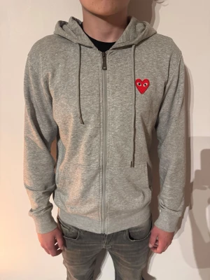 Comme des Garçons zip hoodie - | Skick: 8/10 | Färg: Grå | Modell: 174cm 58kg | Nypris: 6000kr | 