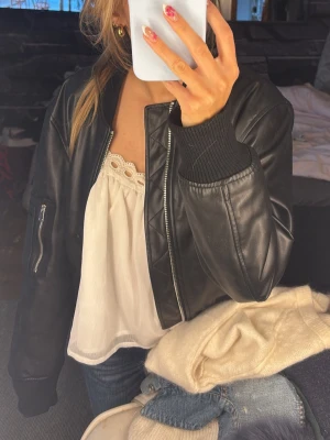 Skinn jacka - Snygg skinn jacka från Zara i storlek Xs, bra skick
