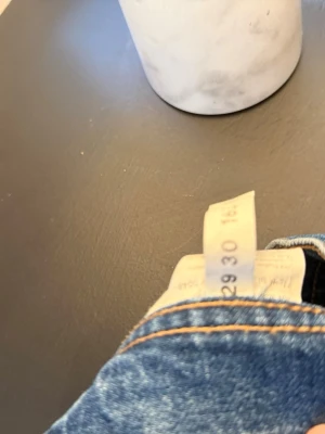 Acne Studios Blå Konst jeans blå - Säljer ett par blå jeans från Acne Studios Blå Konst med klassisk femficksmodell och kontrastsömmar. Jeansen har en snygg tvättad look och är tillverkade i bomull. Perfekta för dig som gillar stilrena och trendiga jeans. Dm för mer info