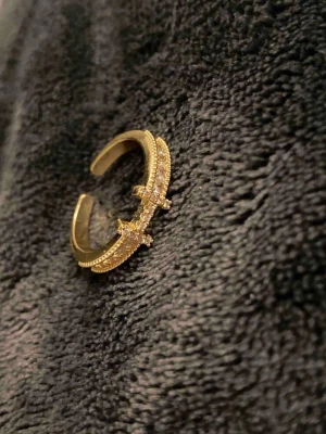 H ring - Jätte fin och glittrar mycket 😍 passar alla då man kan spänna in / ut ringen👌🏼